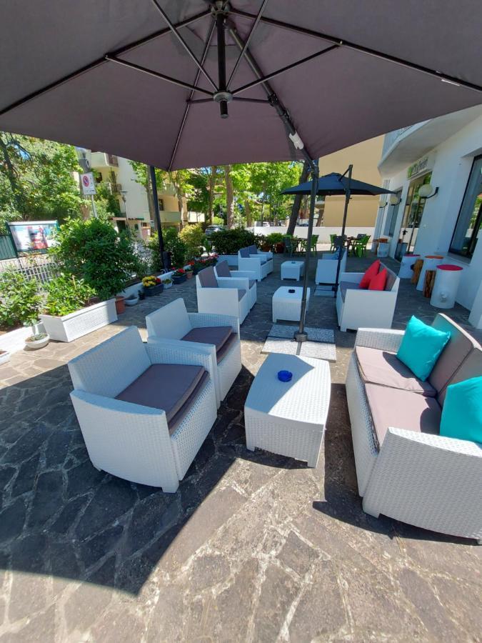Hotel Senza Pensieri Риччоне Экстерьер фото